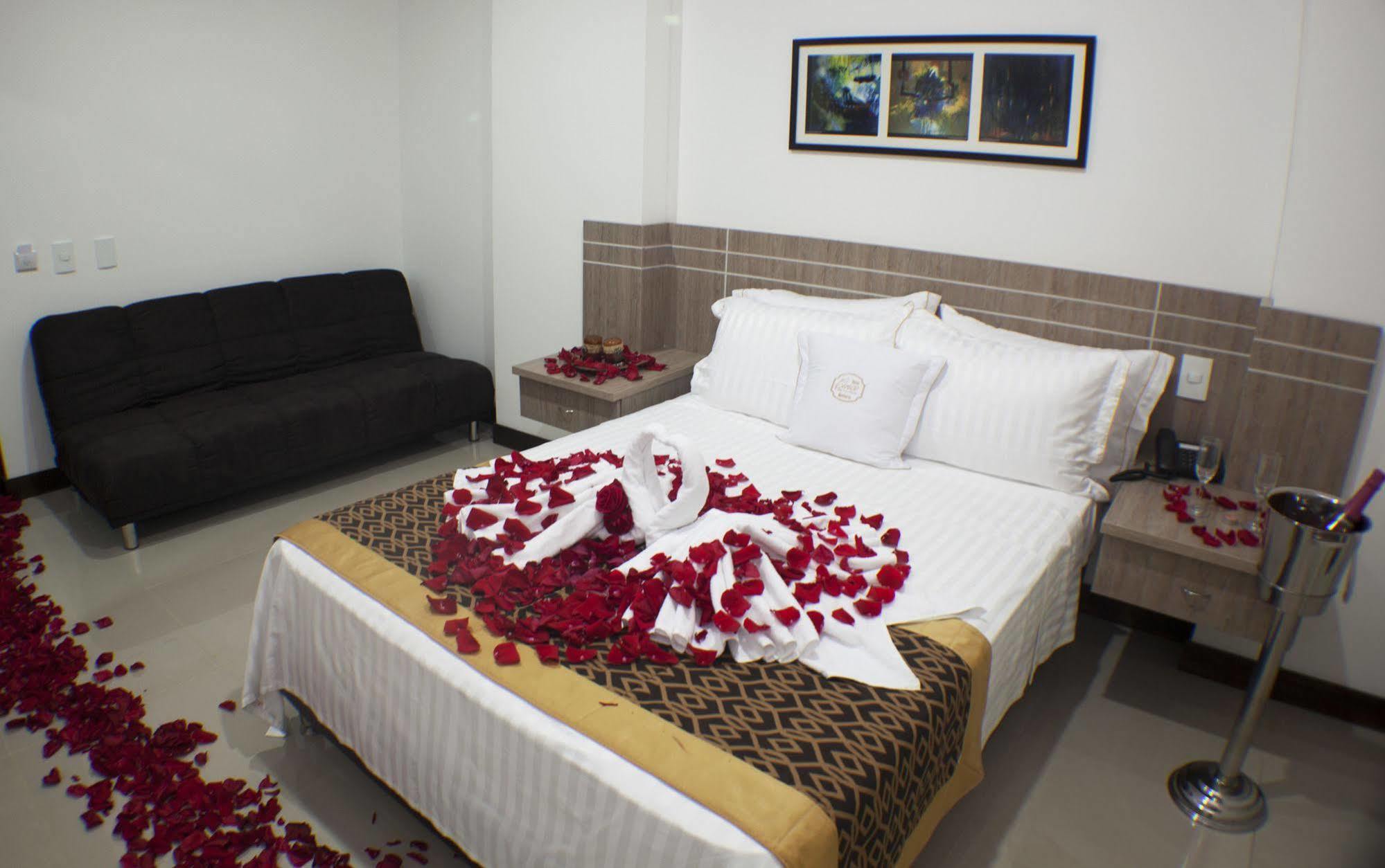 Hotel Cinco מונטריה מראה חיצוני תמונה