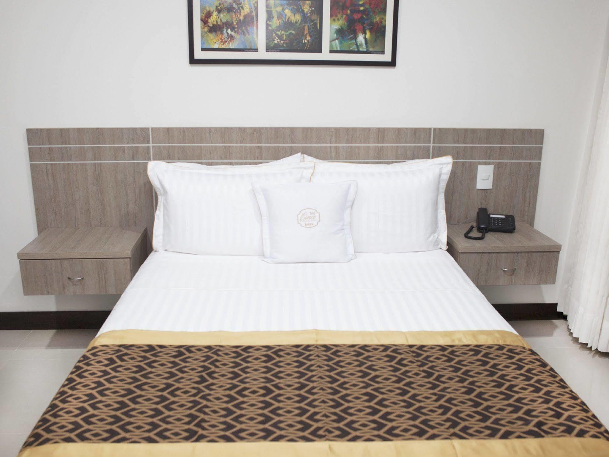 Hotel Cinco מונטריה מראה חיצוני תמונה